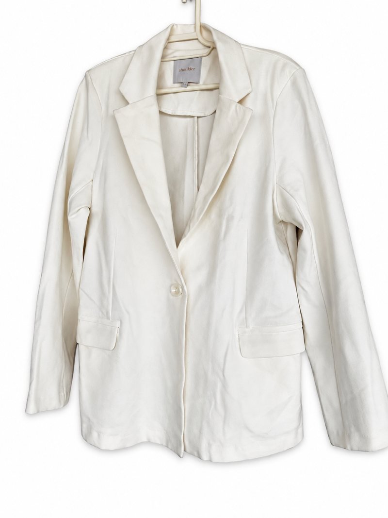 Frente do blazer Shoulder branco, com lapelas e bolsos