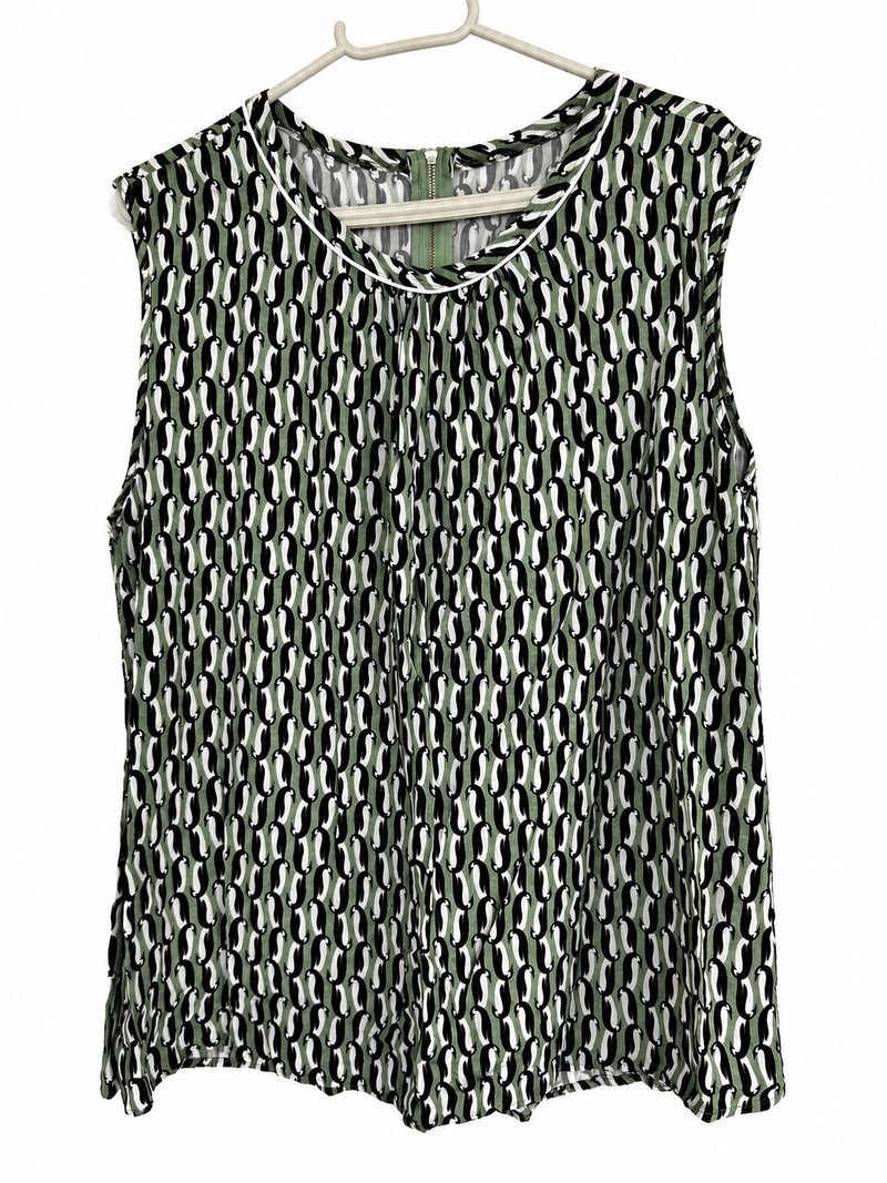 Frente da blusa Colcci sem mangas, com estampa geométrica preta e branca