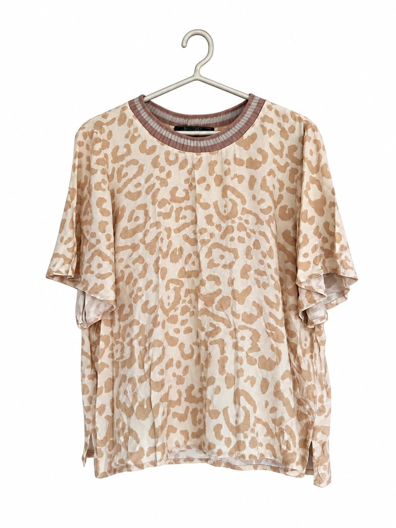 Frente da blusa Shoulder bege estampada, de manga curta
