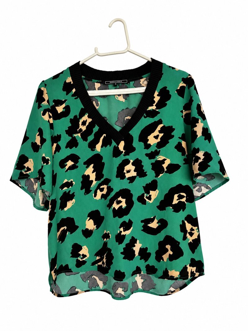 Frente da blusa Shoulder verde estampada, com decote em V