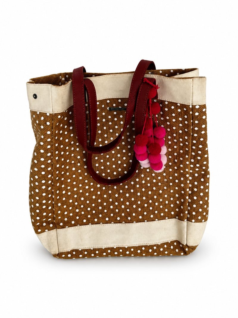Bolsa de praia Via Mia marrom de bolinhas, com faixas bege e alças escuras