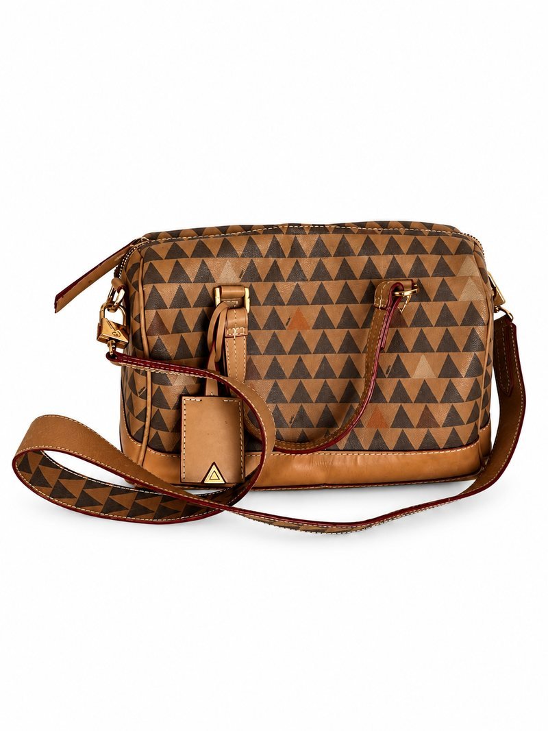 Bolsa Schütz marrom com estampa geométrica escura e alça longa