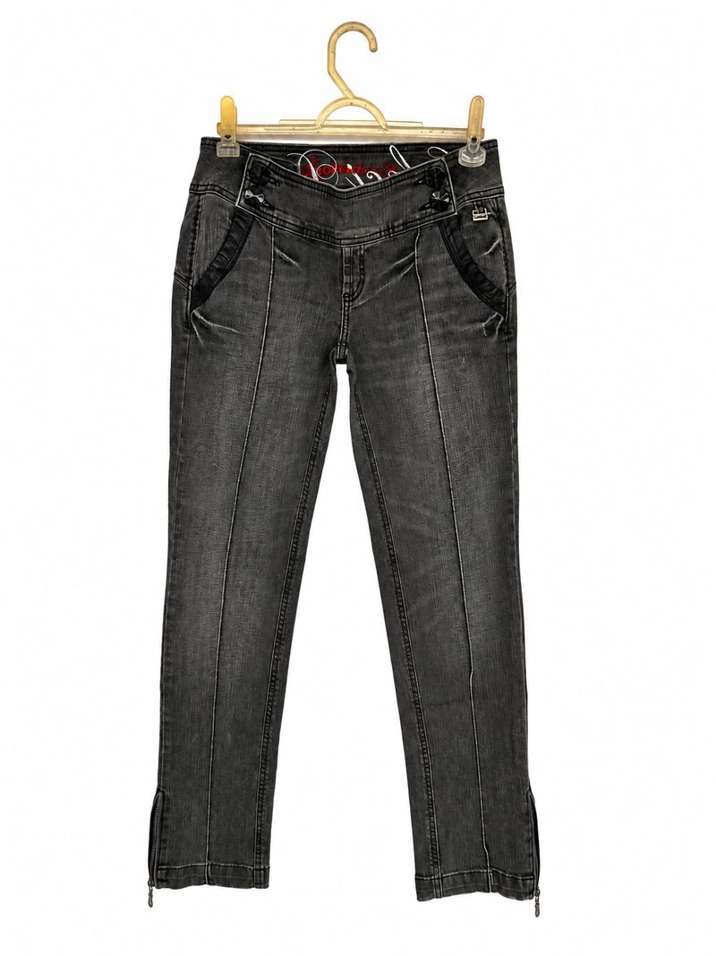 Frente da calça jeans Colcci cinza-escura