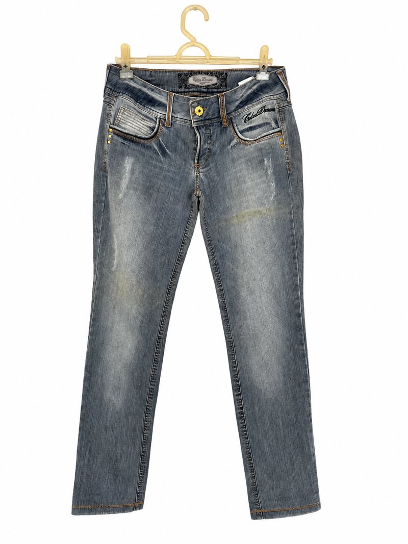 Frente da calça jeans Colcci azul, com lavagem marcada