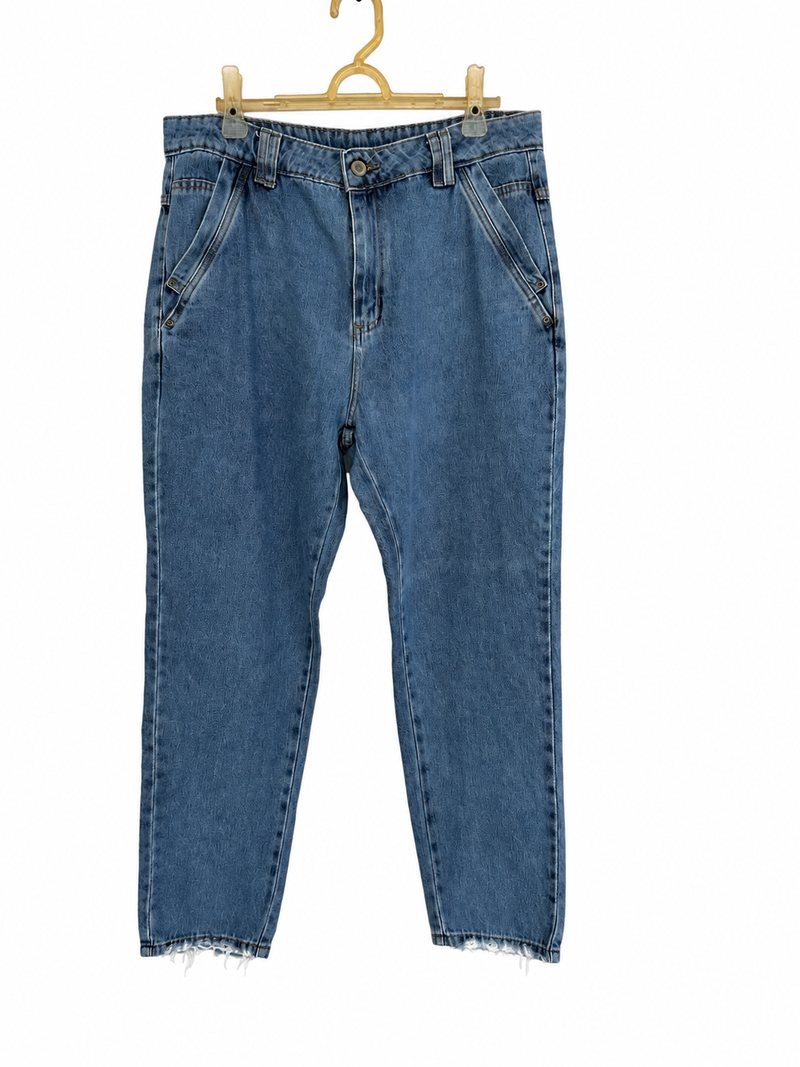 Frente da calça jeans Sawary azul clara, com bolsos inclinados