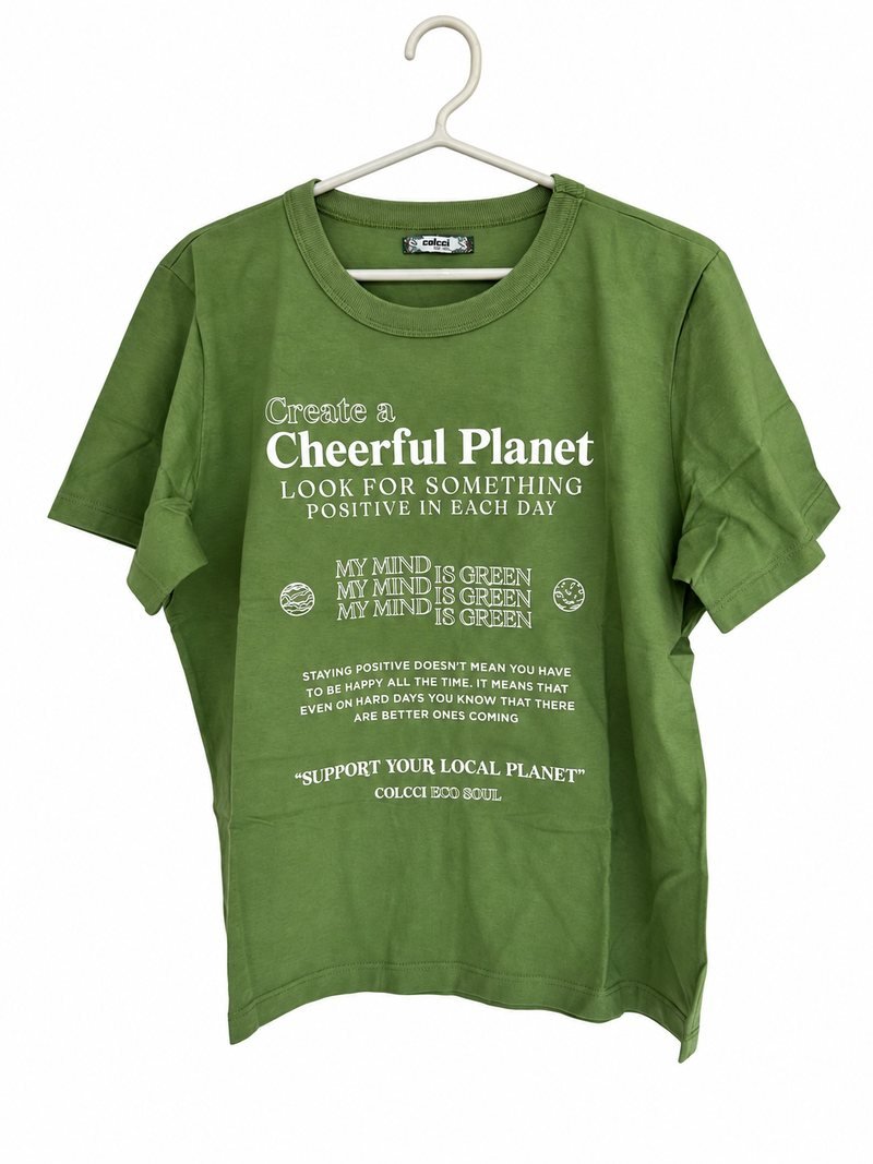 Frente da camisa Colcci verde, com texto claro estampado