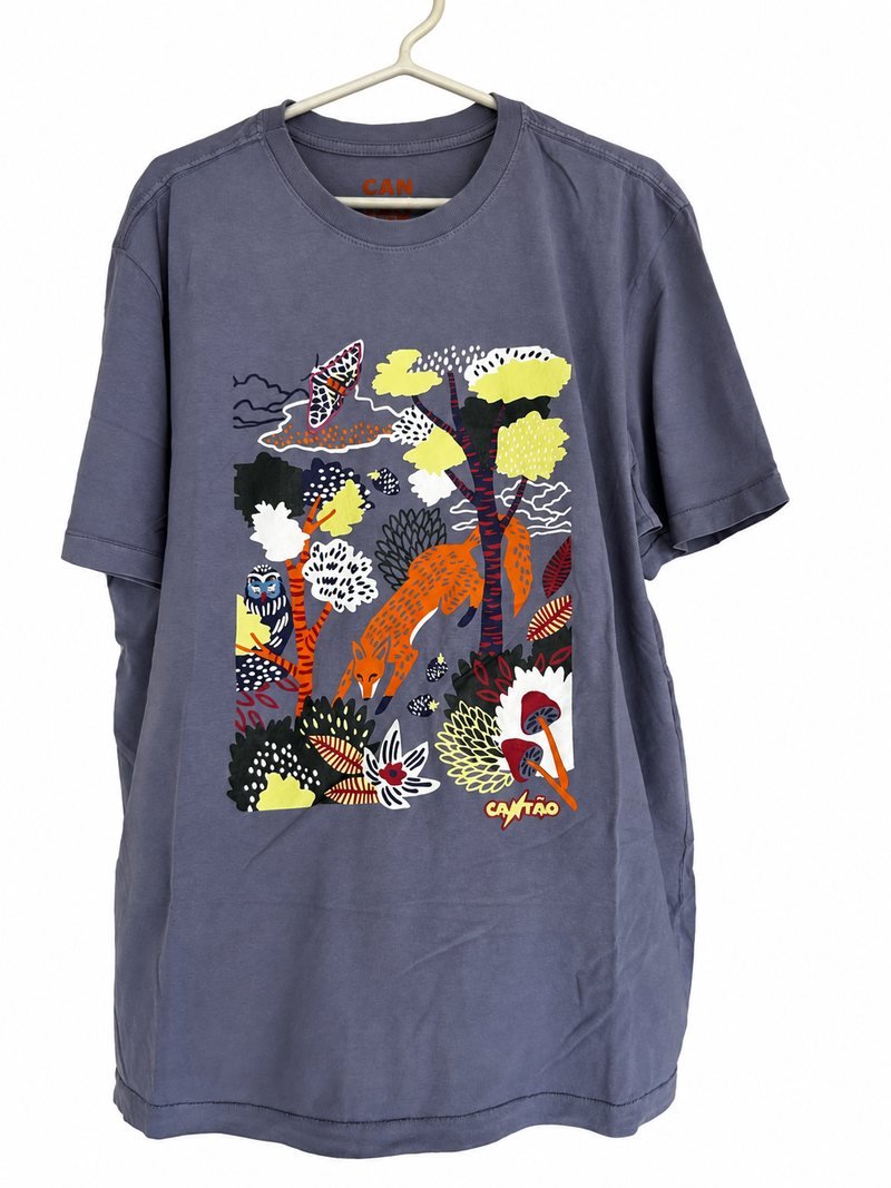 Frente da camiseta Cantão cinza-azulada, com composição colorida
