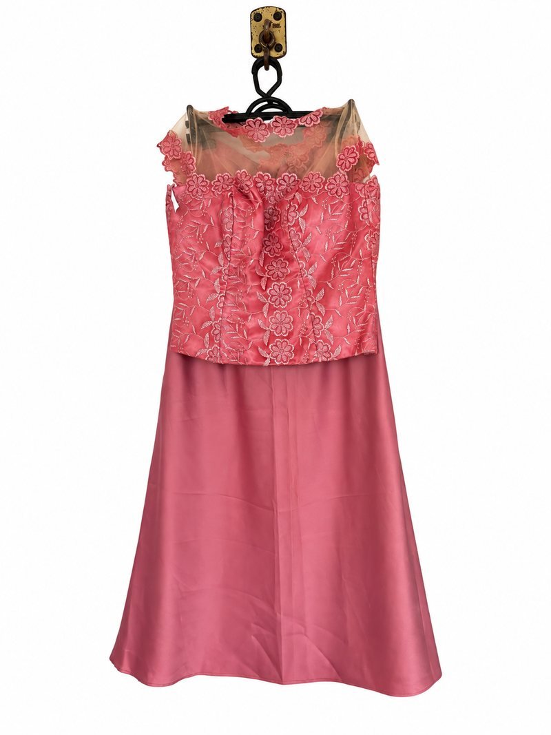 Conjunto de festa rosa com blusa rendada e saia longa