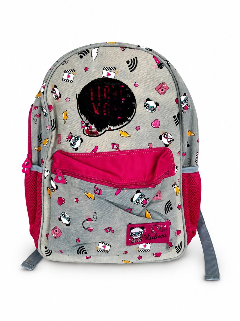Mochila escolar cinza estampada, com bolso frontal rosa