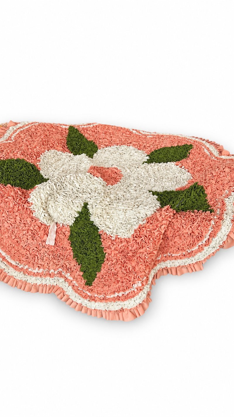Tapete artesanal rosa e branco, com flor clara e folhas verdes