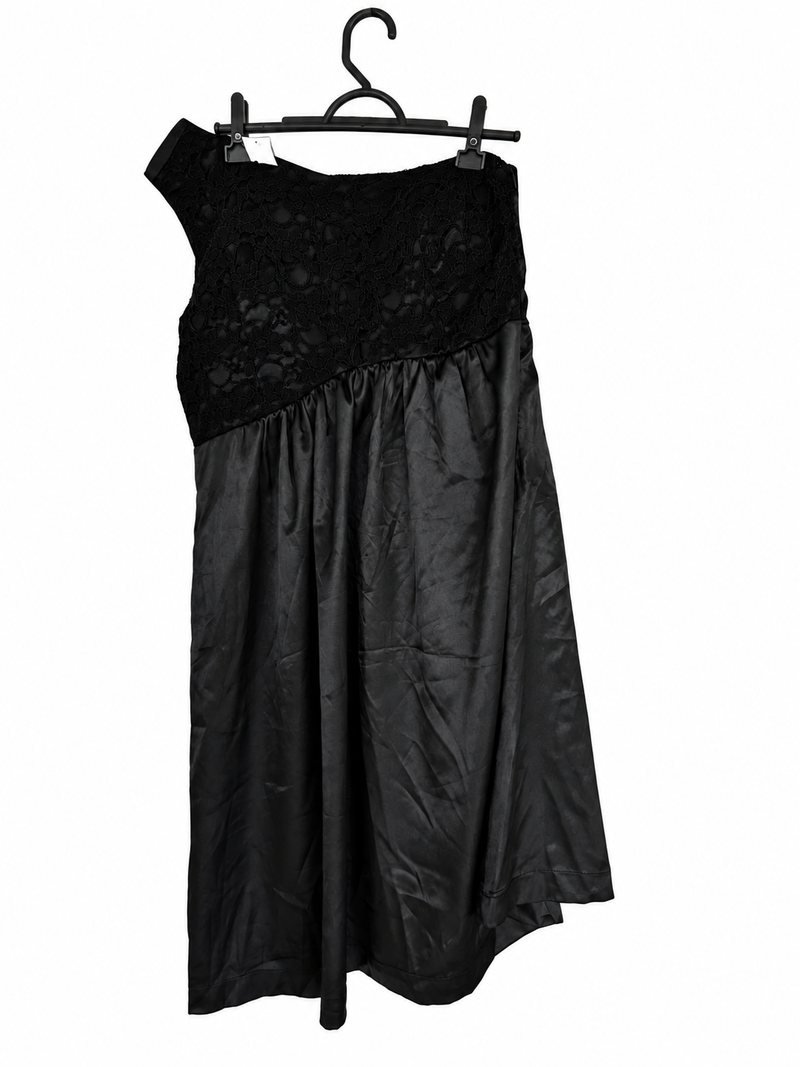 Frente do vestido preto de cetim com alça de um ombro