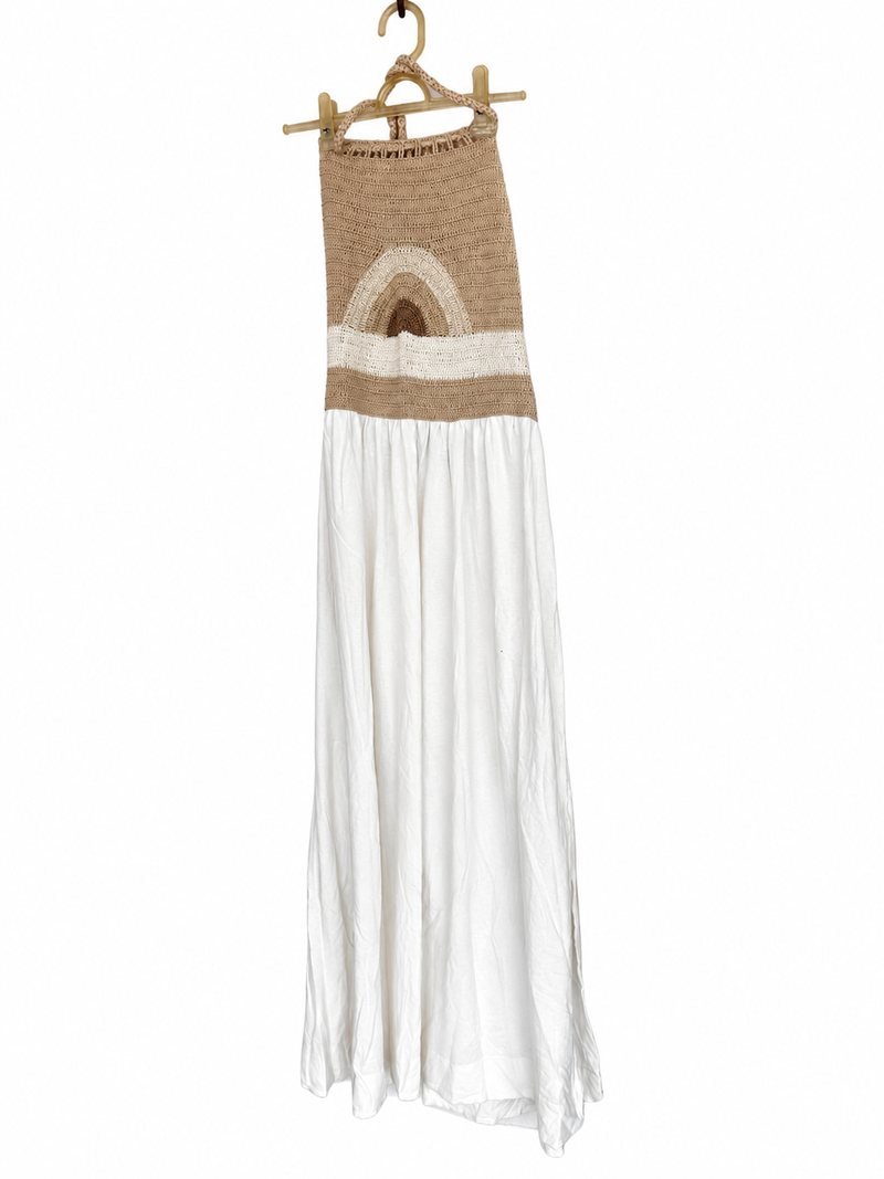 Frente do vestido Dress to branco, com parte superior em crochê