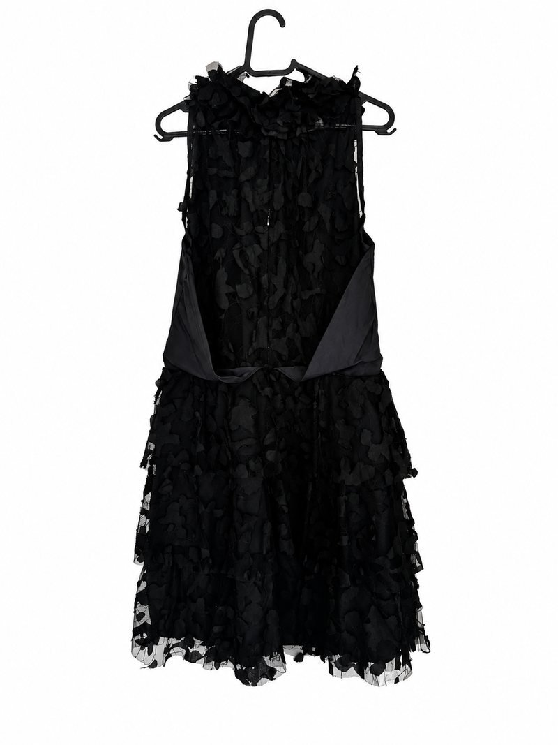 Frente do vestido de festa Maria Valentina preto rendado