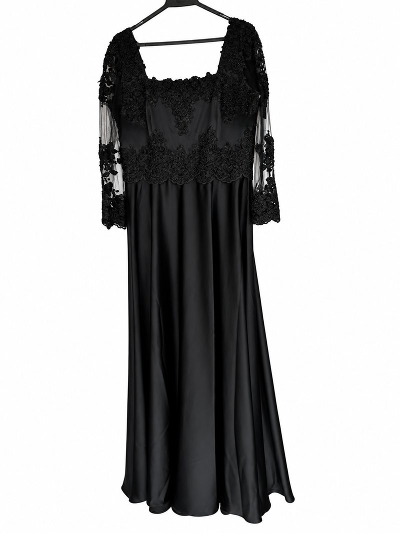 Vestido de festa preto longo, com renda e mangas de tule