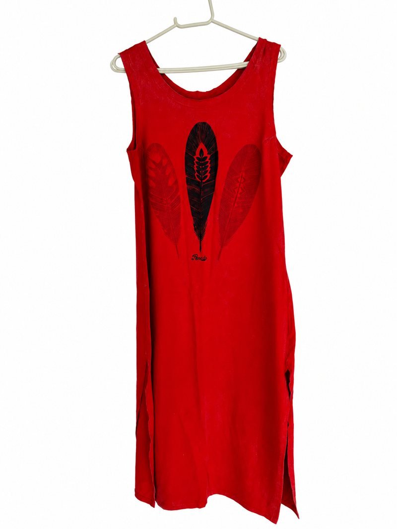 Frente do vestido Penedo vermelho, com desenho escuro central